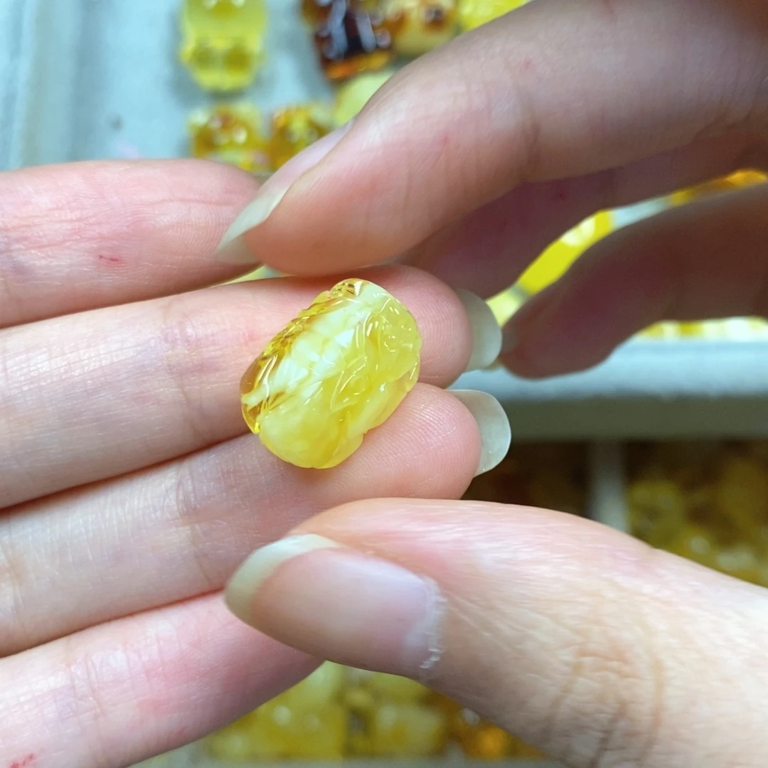 未镶嵌颈饰蜜蜡貔貅