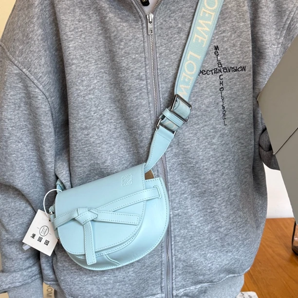 95新 LOEWE/罗意威 Loewe马卡龙蓝刺绣肩带 马鞍包/H14001