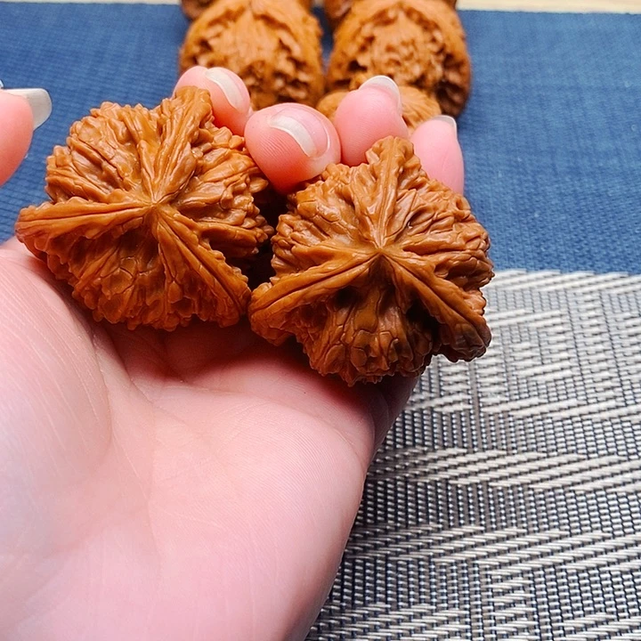 泵***哥吊坠文玩核桃三棱