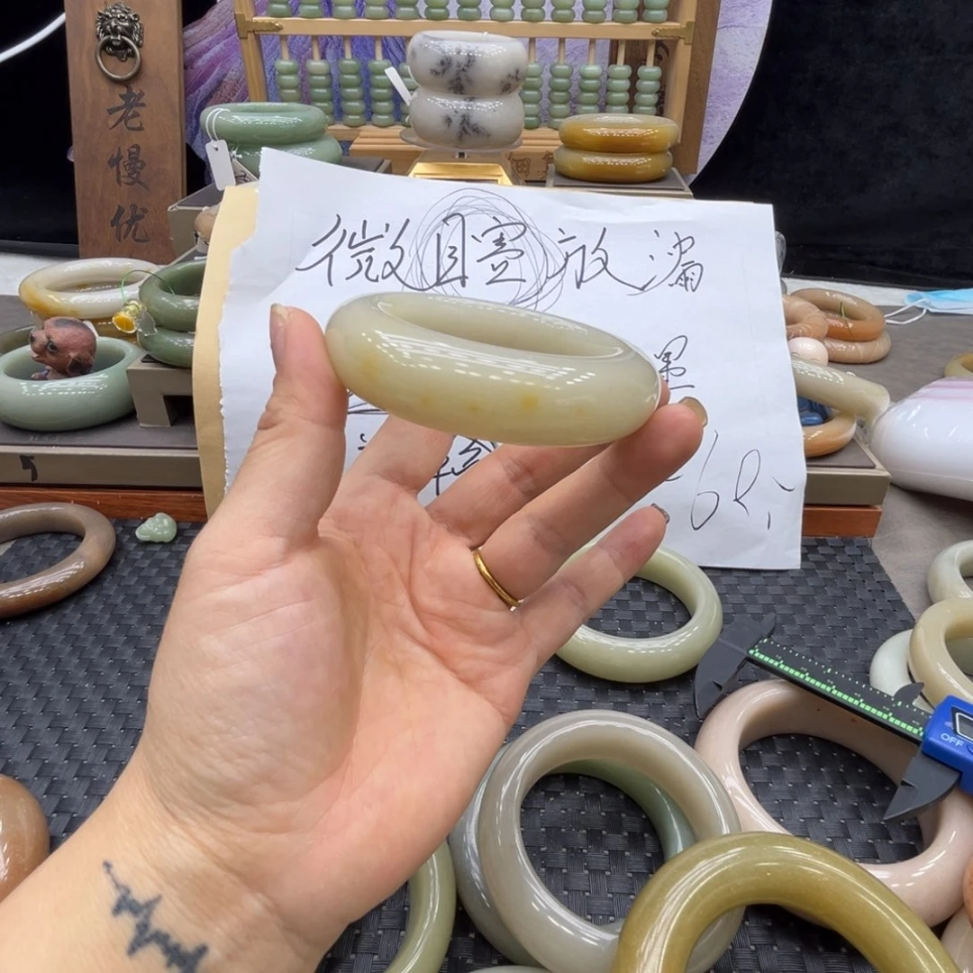 *****石英质玉未镶嵌手镯