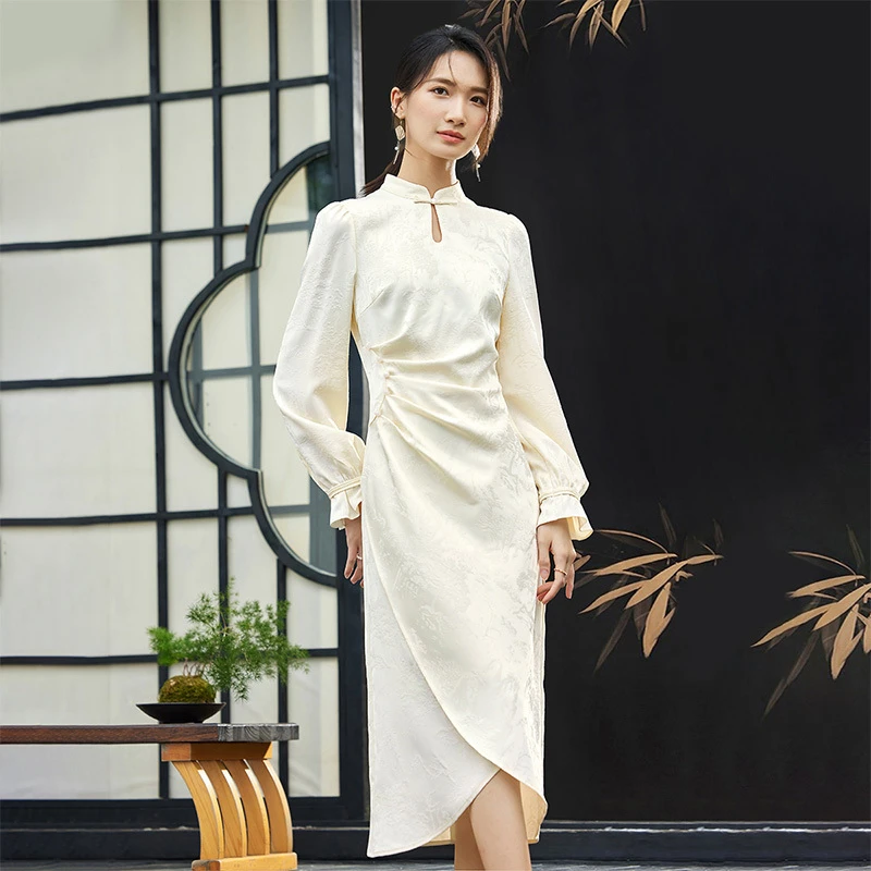 尚都比拉新中式国风立领盘扣气质收褶显瘦缎面提花连衣裙52940