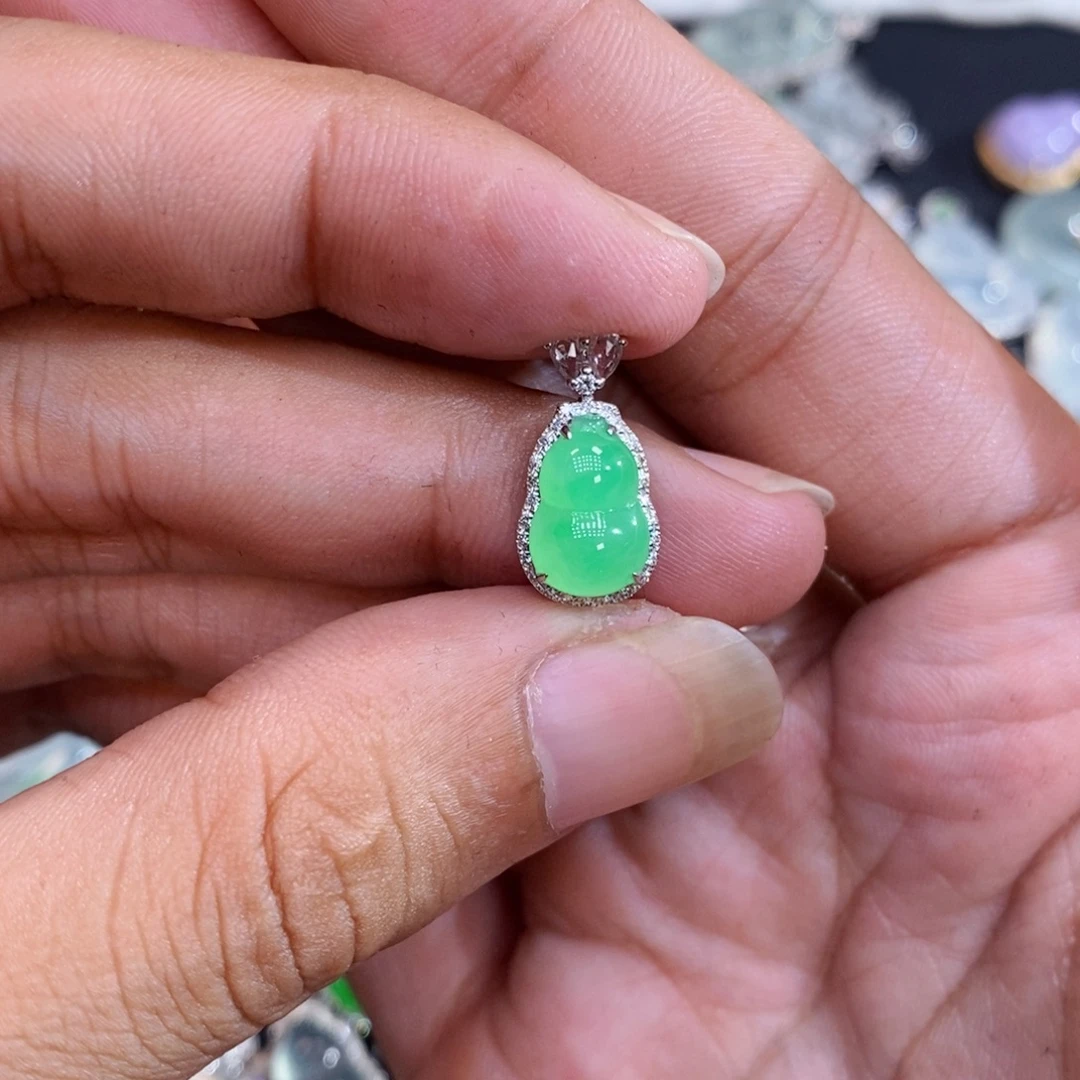 翡翠18K金镶嵌颈饰