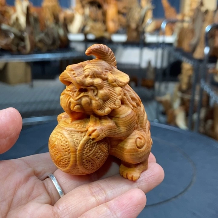 柏木（崖柏）手把件貔貅抱球