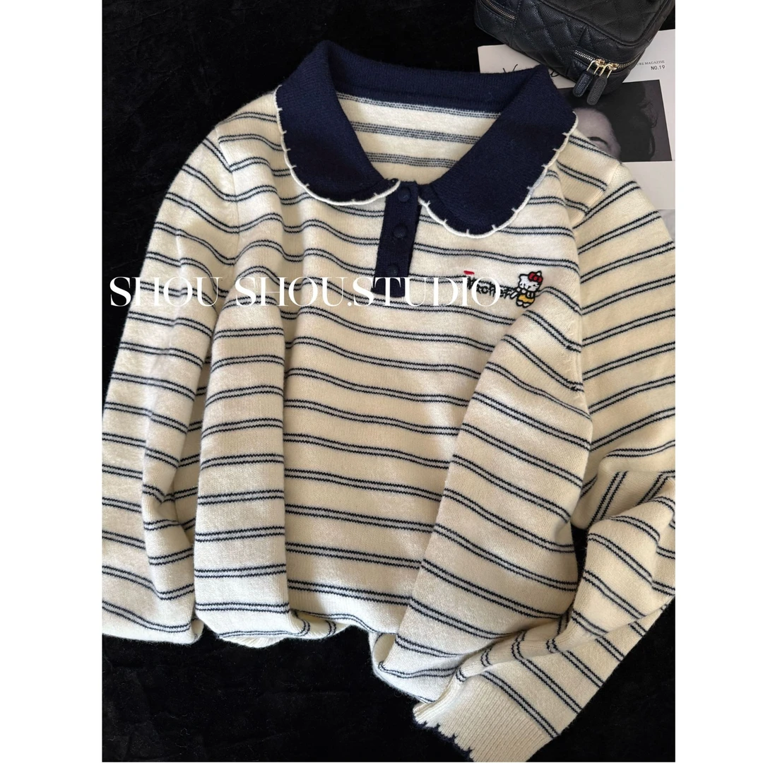 【瘦瘦】KT控-大码娃娃领半门襟撞色条纹刺绣套头毛衣S02353