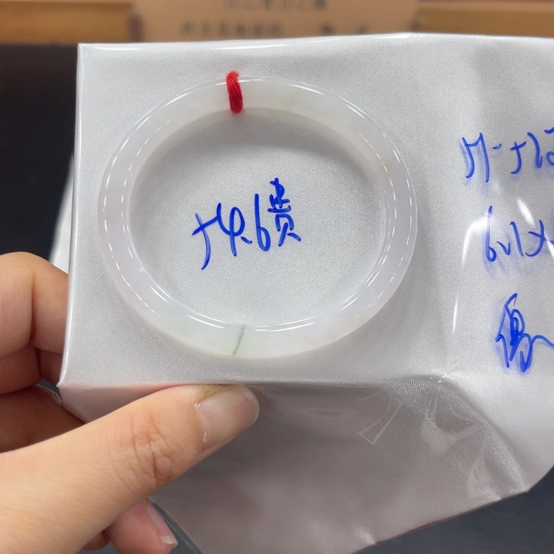 翡翠手镯未镶嵌翡翠