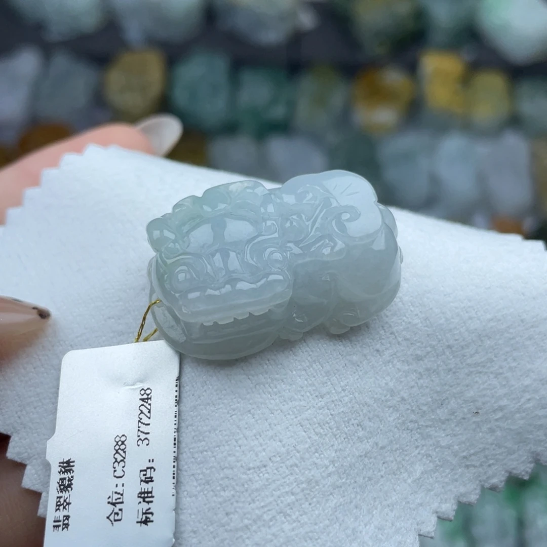 翡翠未镶嵌颈饰貔貅