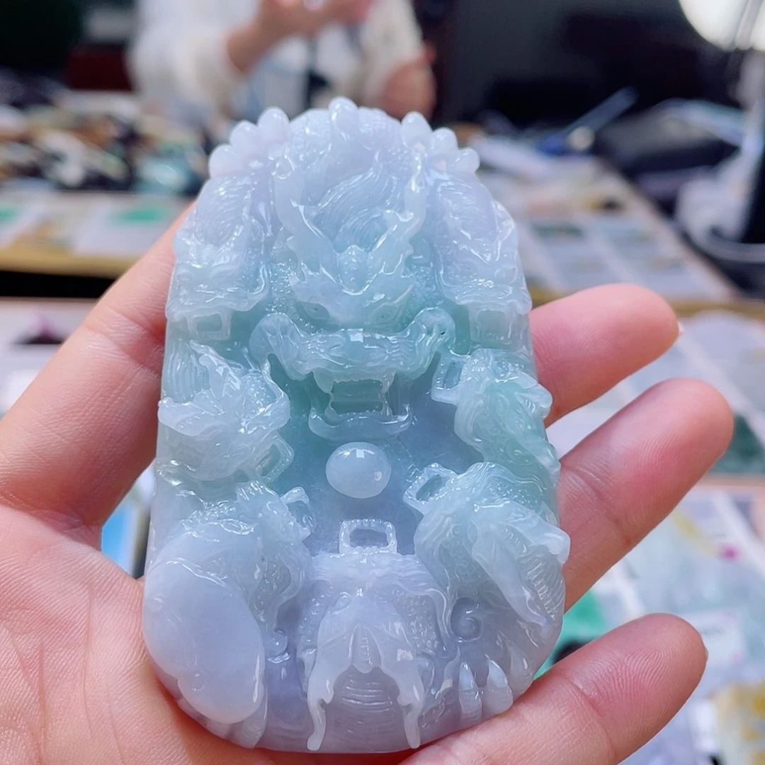 翡翠未镶嵌颈饰一个