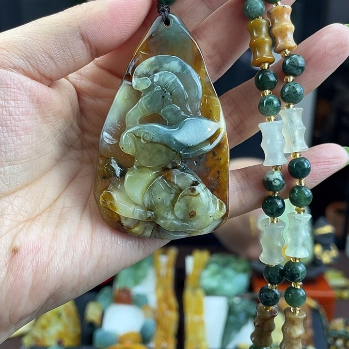 蛇纹石玉未镶嵌颈饰