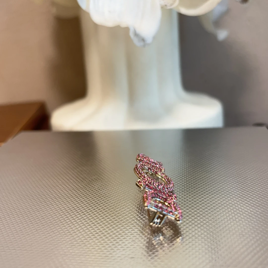 非金属树脂胸针 设计款细闪字母胸针B79