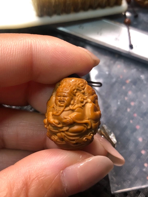 五福临门橄榄核雕刻