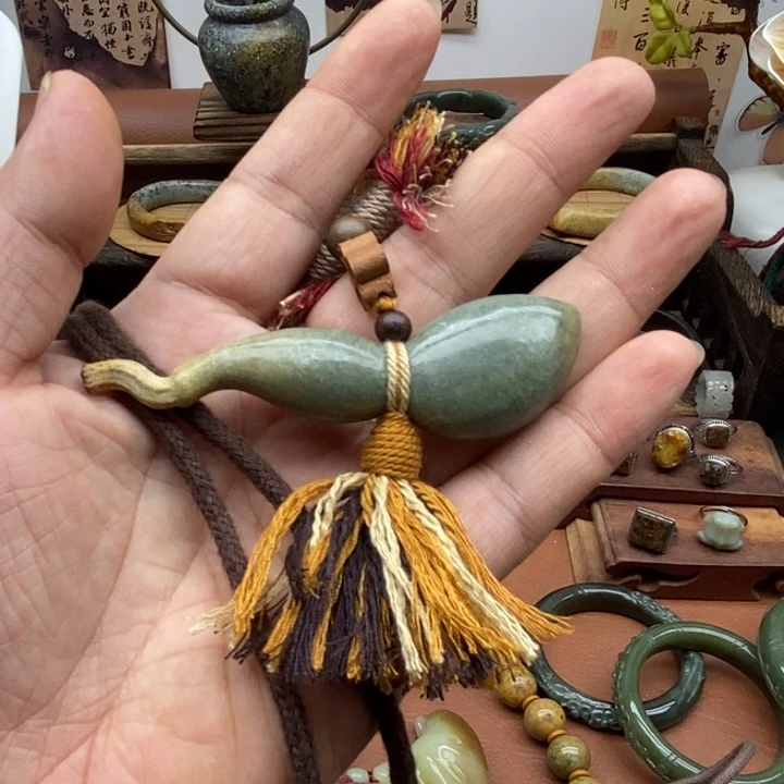 未镶嵌岫岩河磨玉（透闪石质玉）挂件R****t