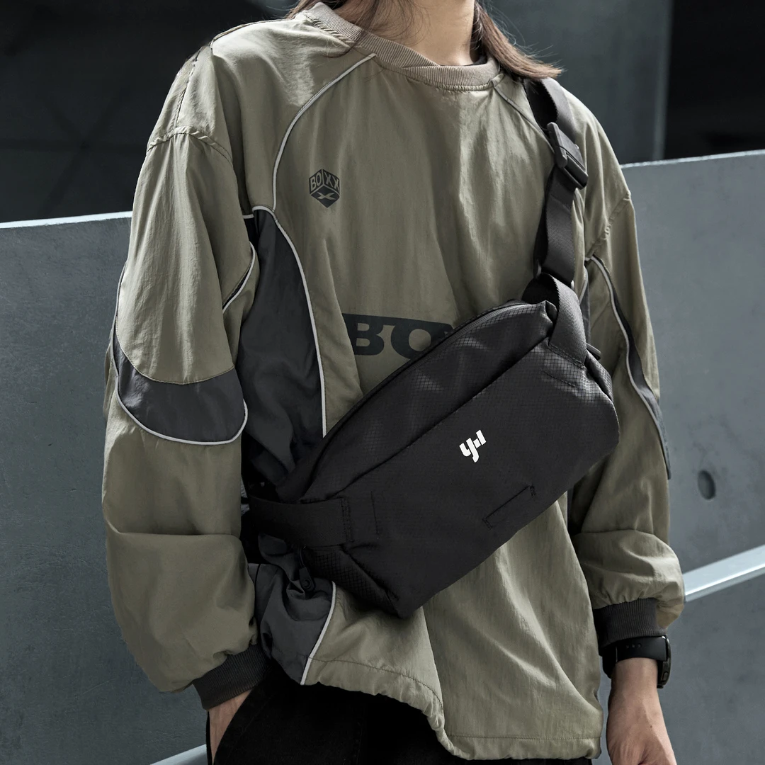 男士胸包2025新款斜挎包外出便携手机包休闲反应挎包小挎包通勤包