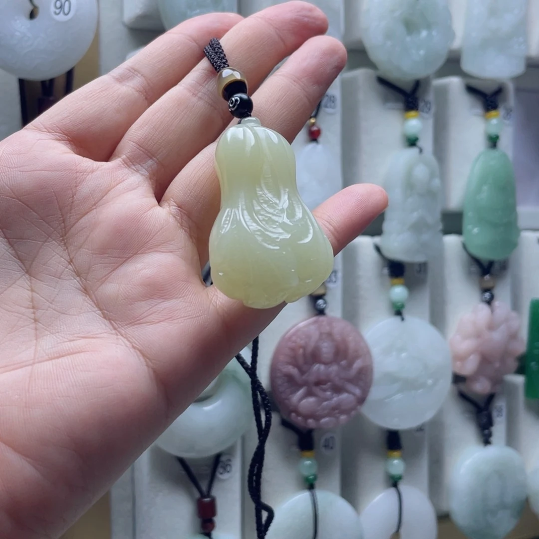 石英质玉（金丝玉）未镶嵌颈饰