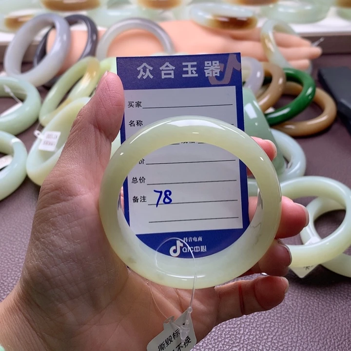 和田玉未镶嵌手镯