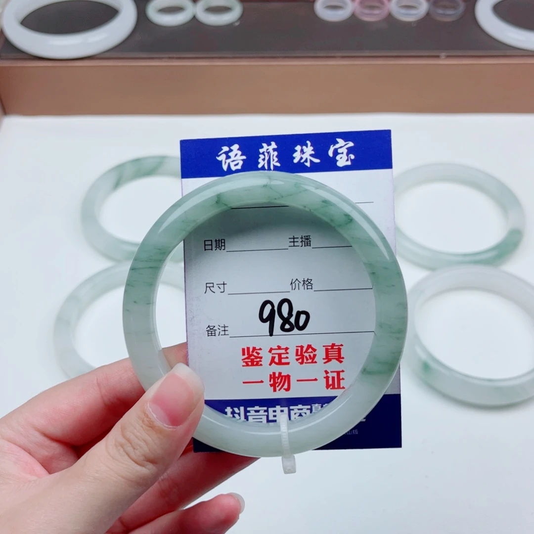 未镶嵌手镯石英质玉虎*