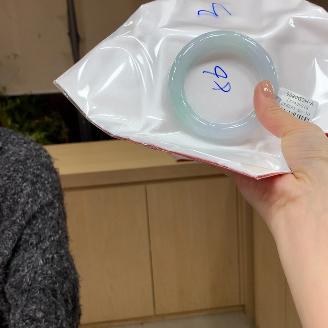 翡翠手镯未镶嵌不退不换