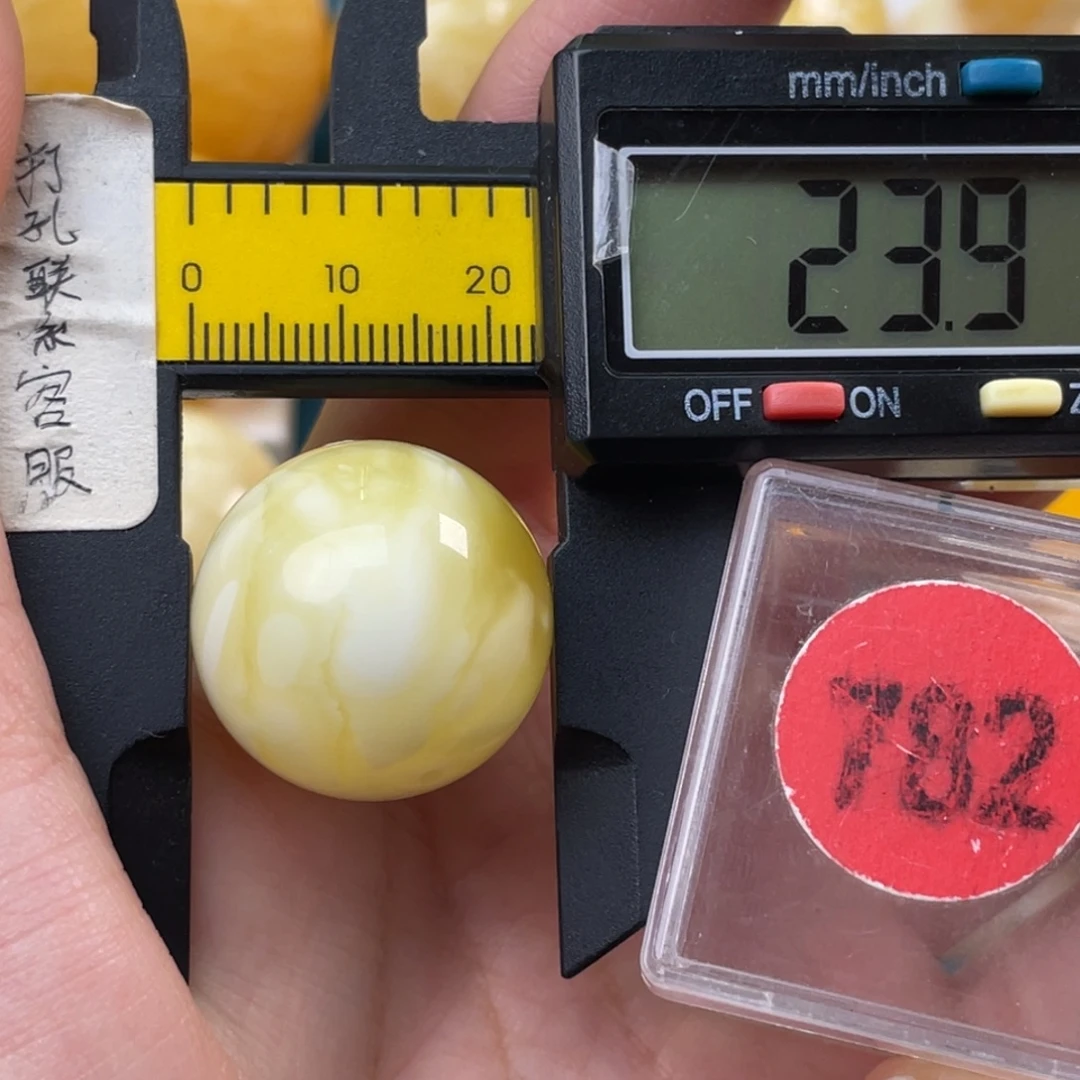 蜜蜡未镶嵌珠宝奇石