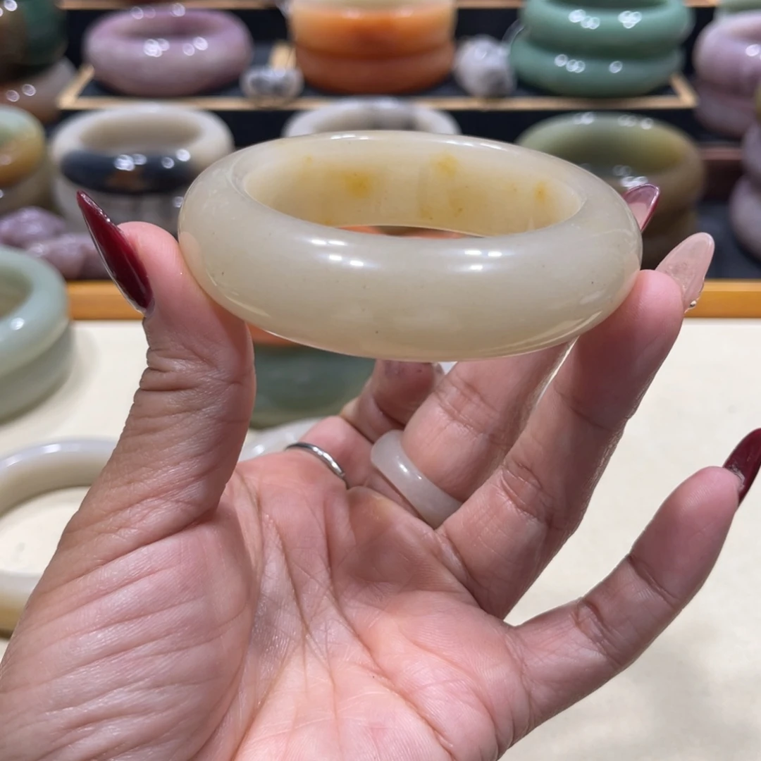 未镶嵌手镯石英岩玉