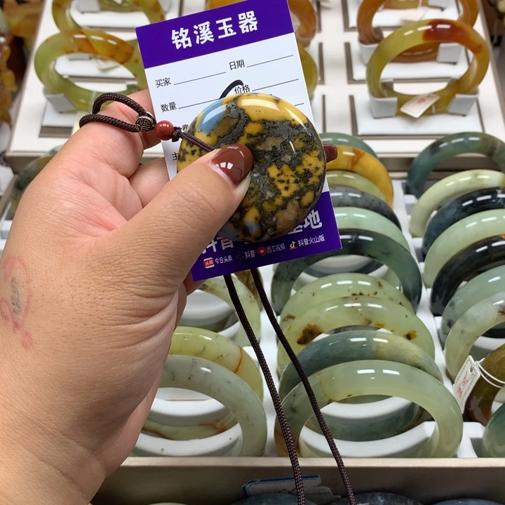 未镶嵌蛇纹石玉吊坠(赠链)淡**衫