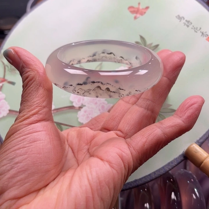 倪***亮玛瑙/玉髓未镶嵌手镯