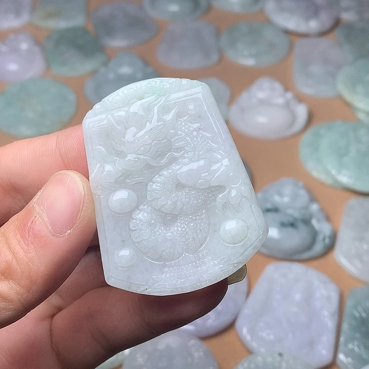 翡翠未镶嵌颈饰龙牌