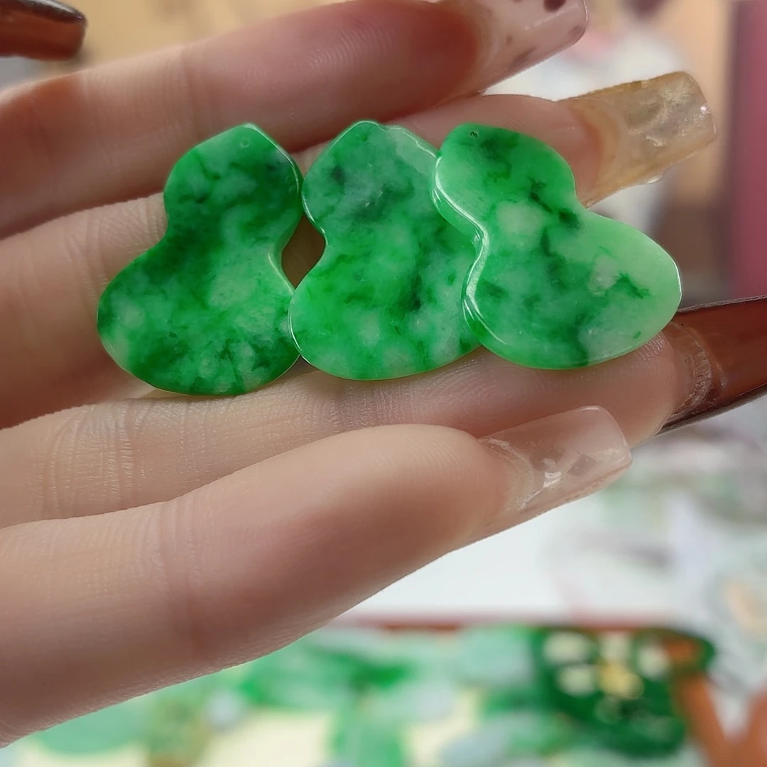 翡翠未镶嵌颈饰多样发其一