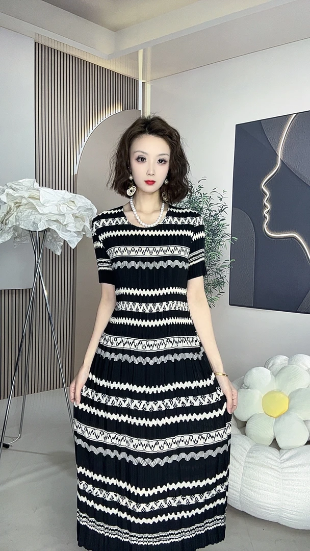 277号百褶裙夏装新款宽松气质妈妈中长款圆领格纹中长款连衣裙