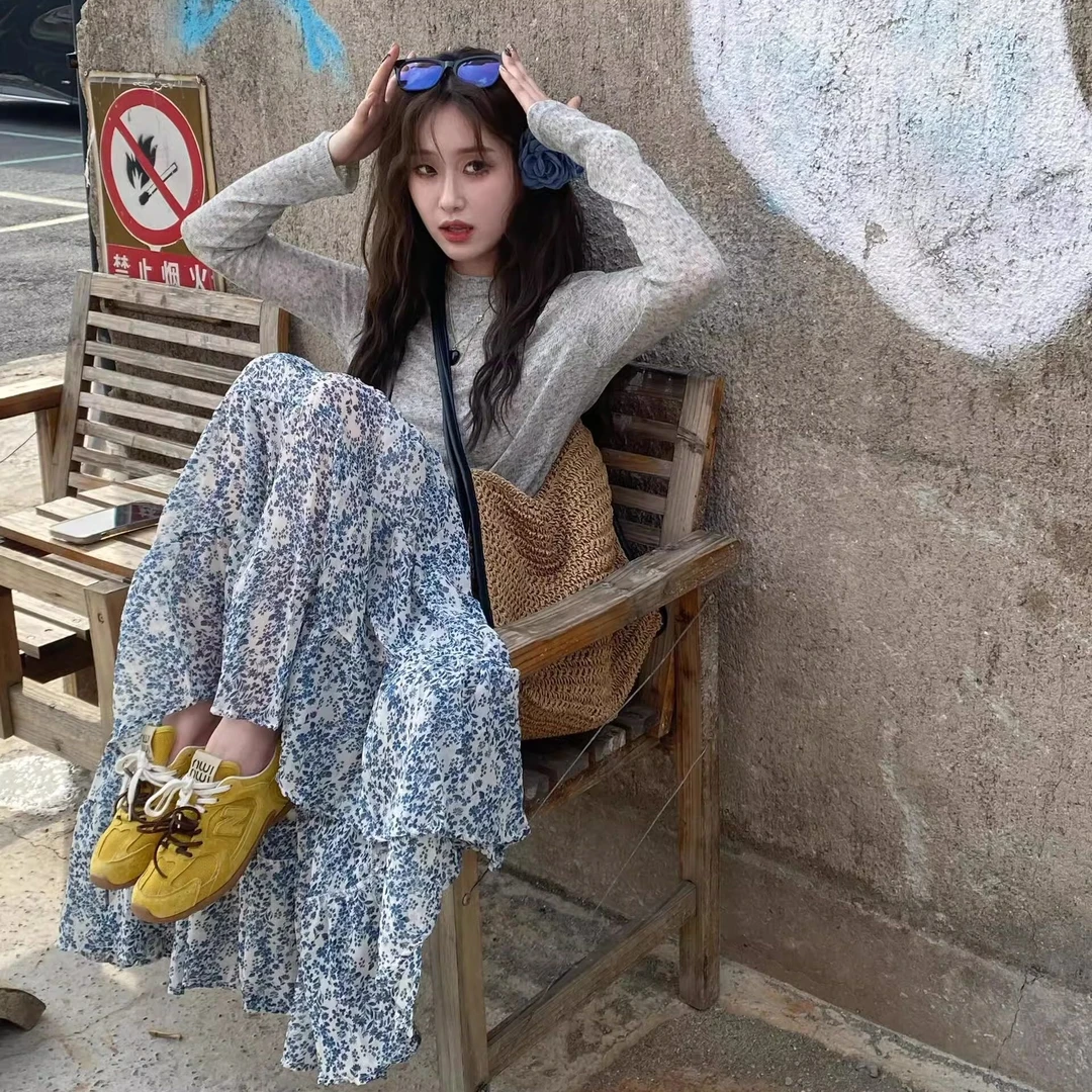 高腰显瘦青花瓷碎花A字半身裙子女春秋2025新款超火百搭垂感长裙