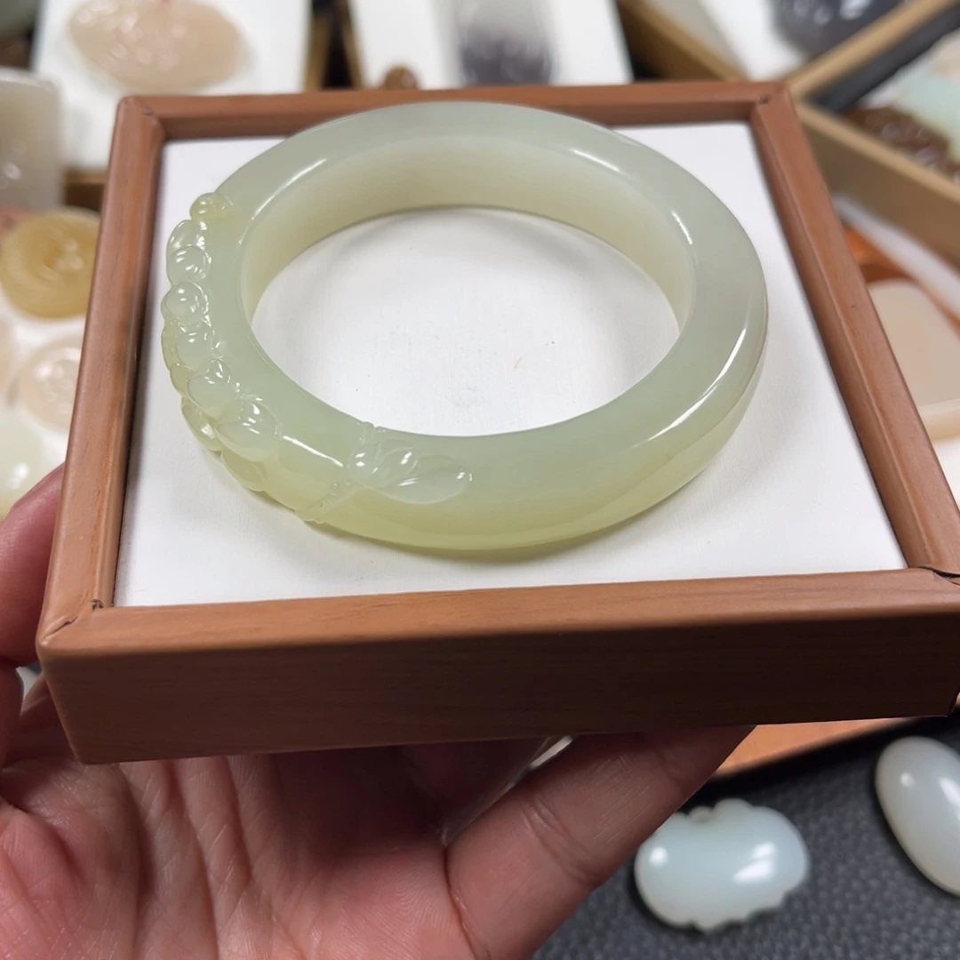 和田玉未镶嵌手镯