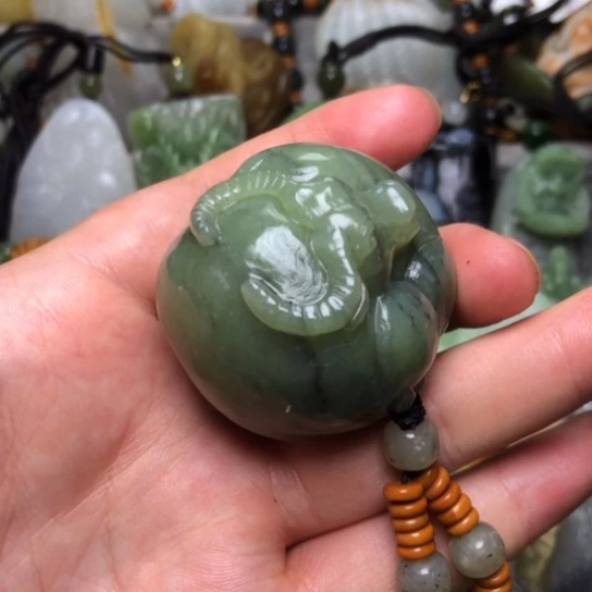 和田玉未镶嵌把件