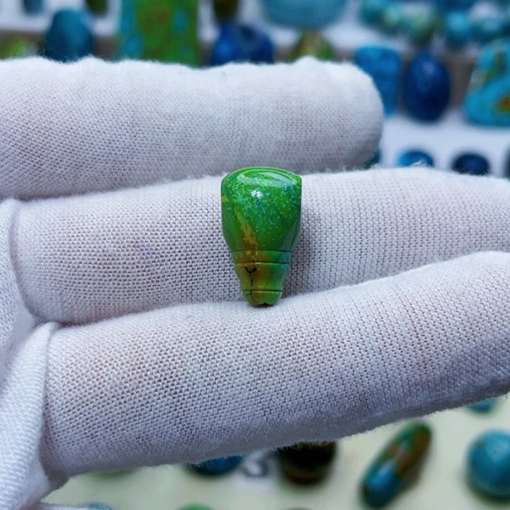 绿松石未镶嵌饰品