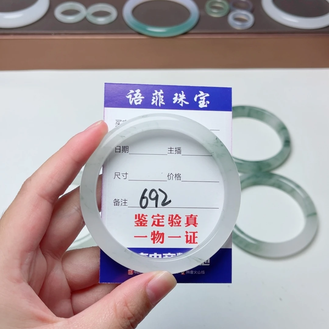 山***。未镶嵌手镯石英质玉