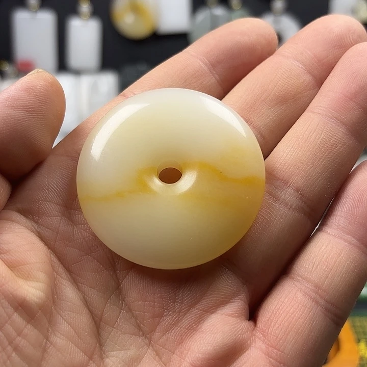 艺***億石英质玉(金丝玉)未镶嵌颈饰