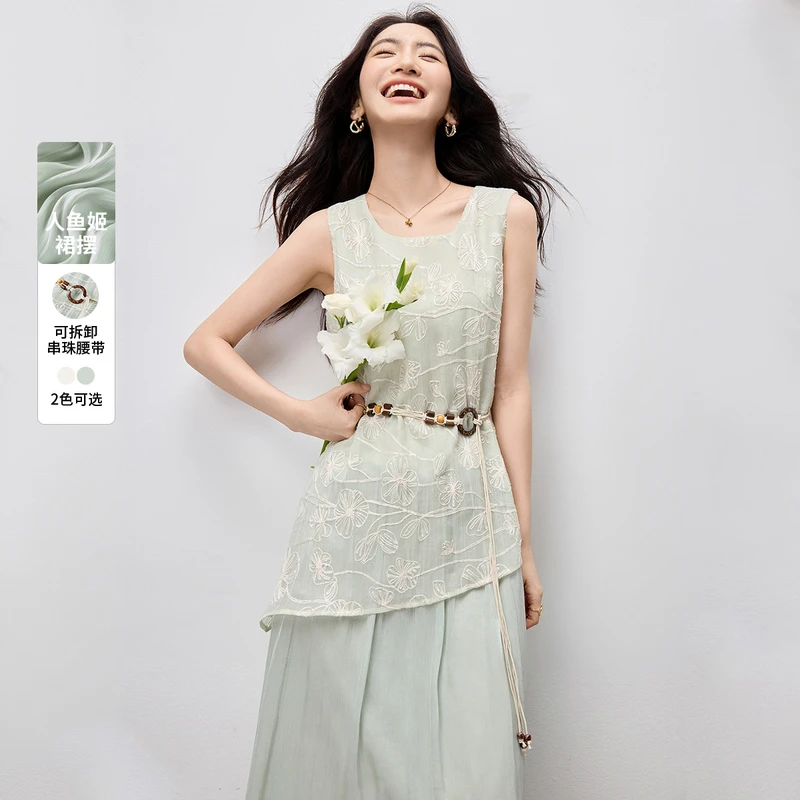 尚都比拉绣花拼接休闲度假风绣花拼接不规则裙摆腰带背心裙P1597