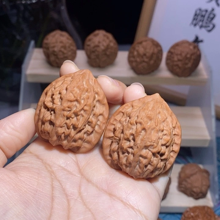 文玩核桃吊坠金牛