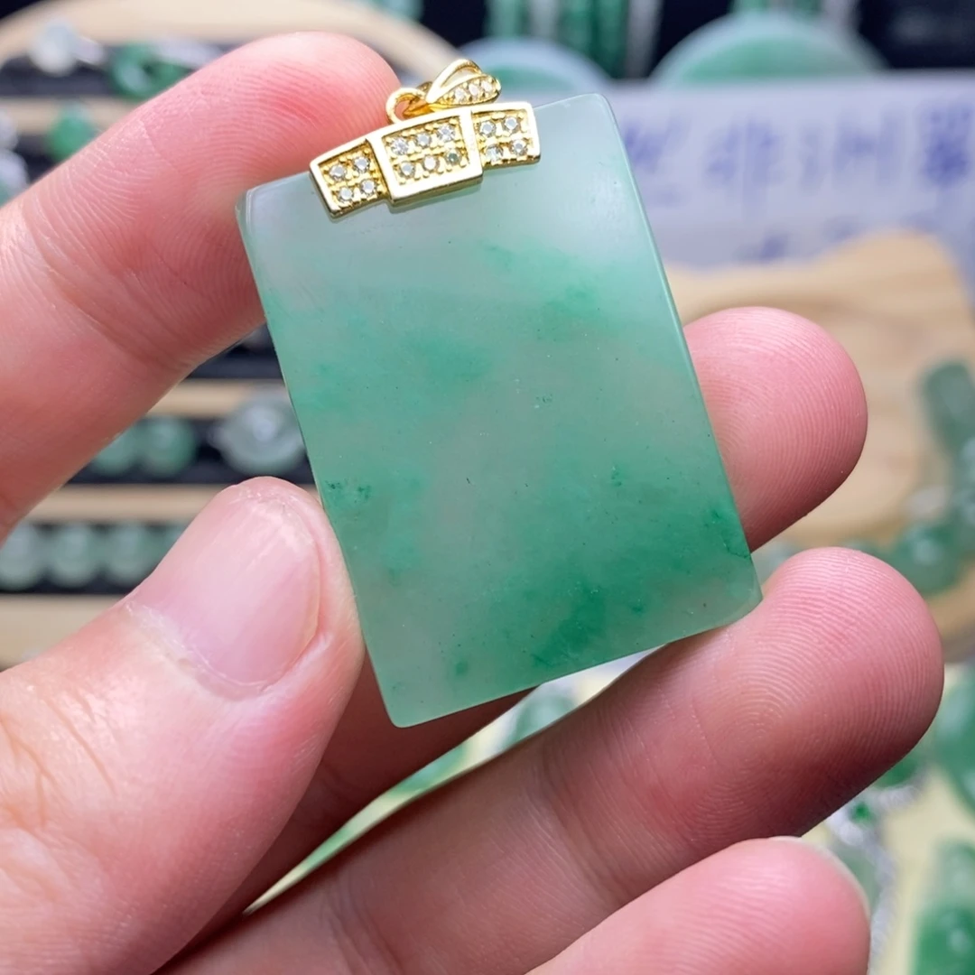 未镶嵌石英质玉（非洲翠）车挂