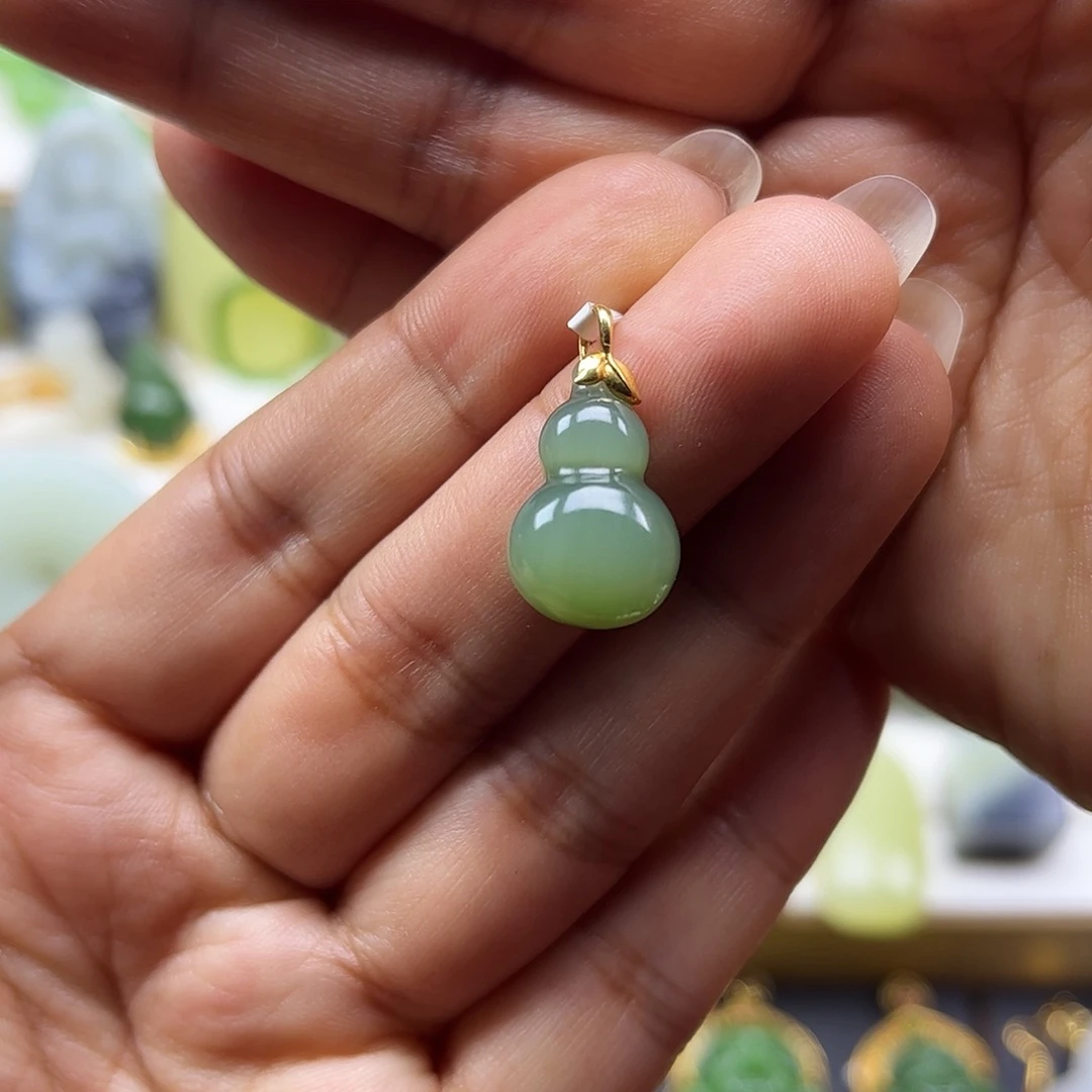 和田玉18K金镶嵌颈饰猫眼