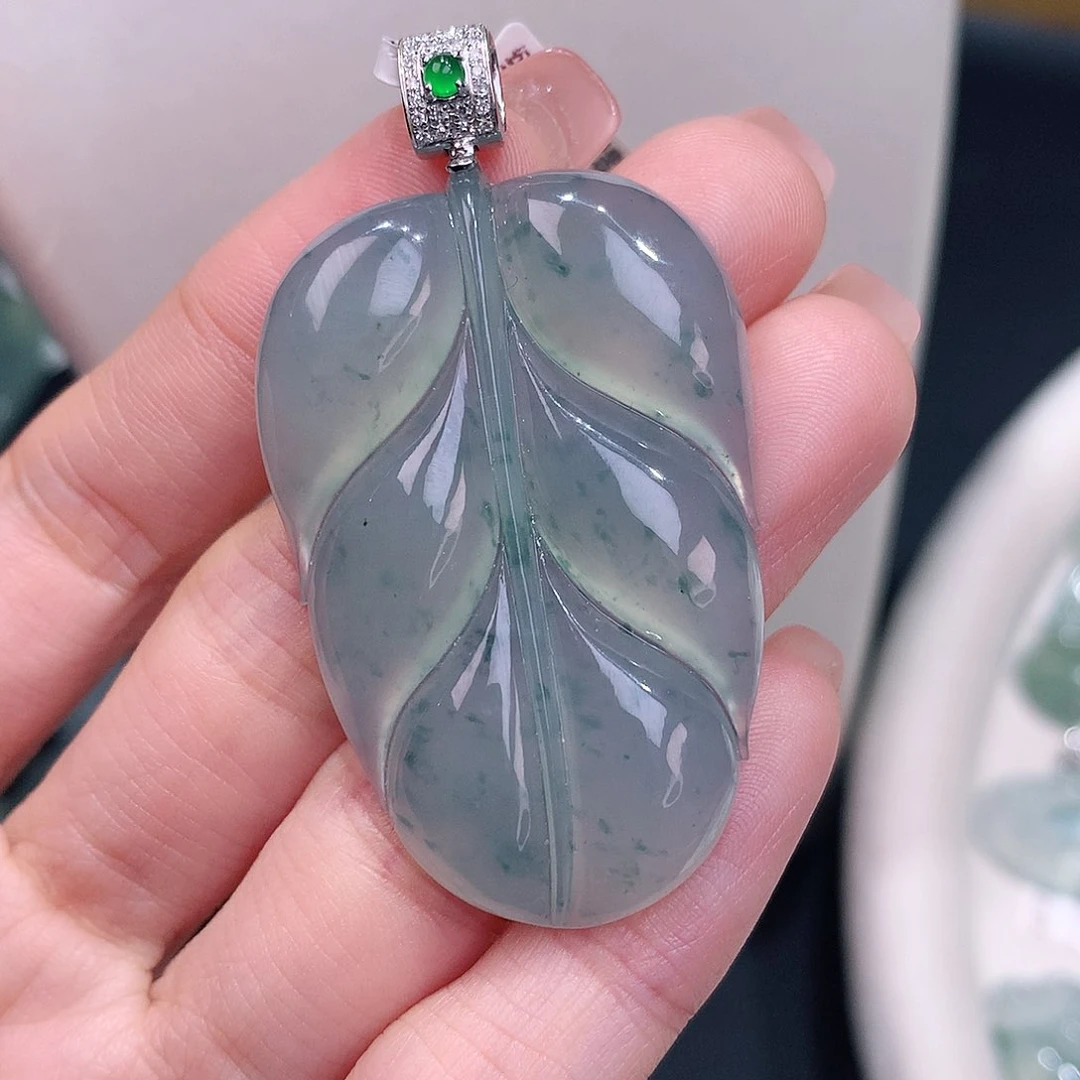 颈饰18K金镶嵌翡翠冰胶飘花大叶子
