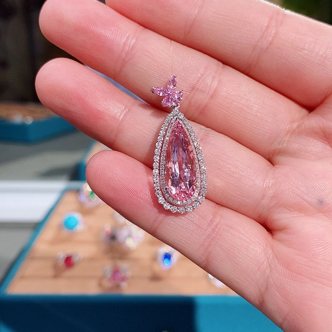 18K金镶嵌绿柱石（摩根石）颈饰吉尔德樱花粉4.78克拉