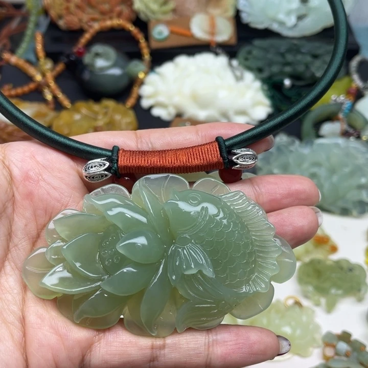 蛇纹石玉未镶嵌颈饰