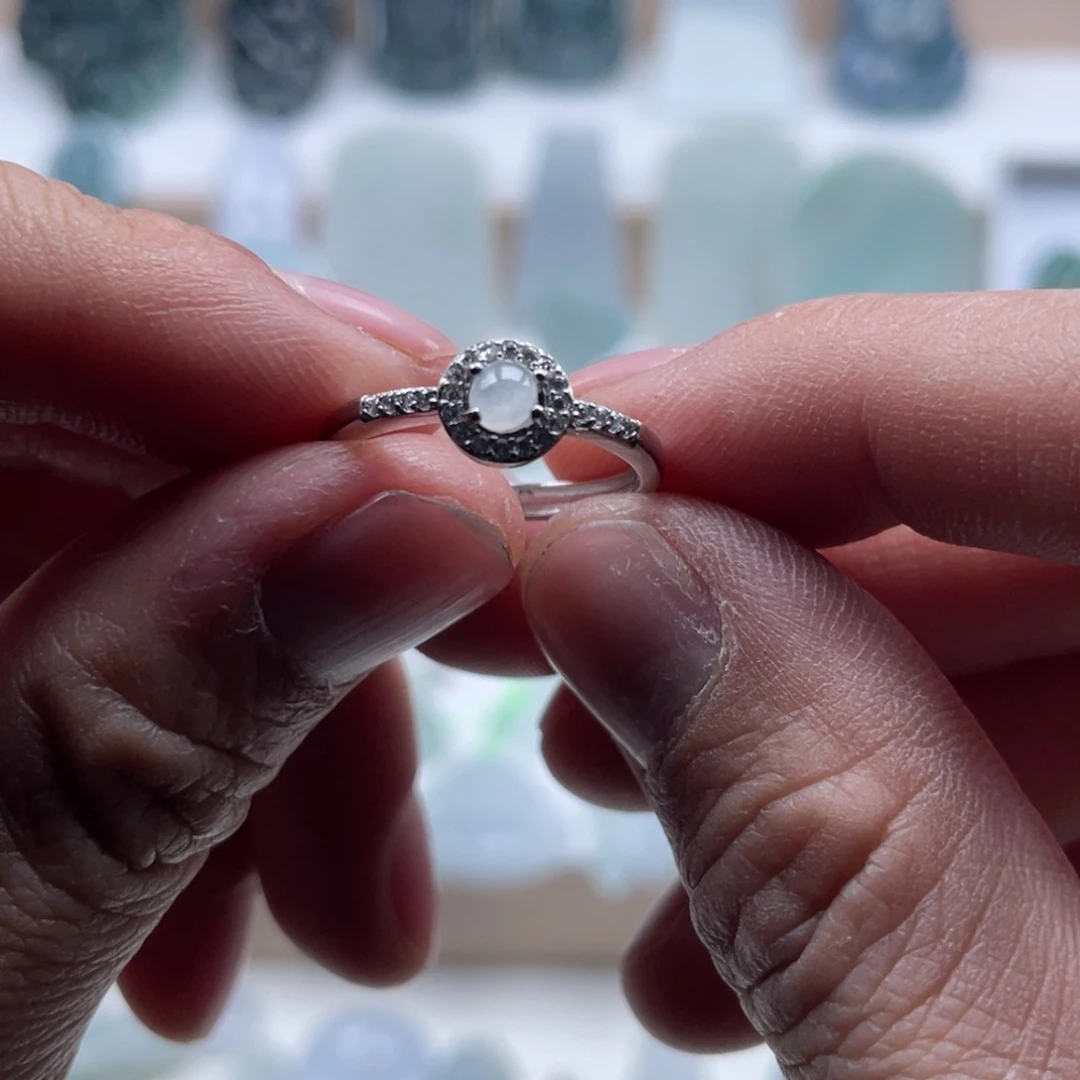 翡翠未镶嵌颈饰戒指