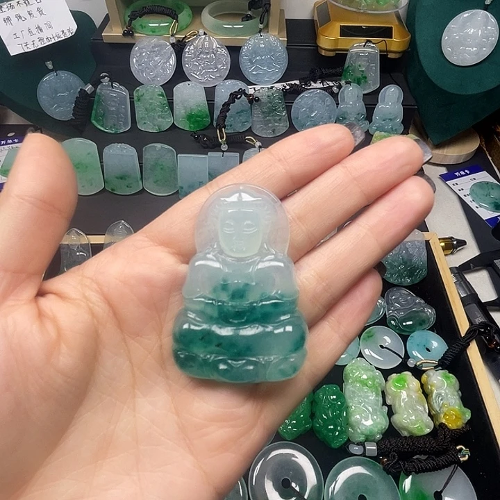 翡翠未镶嵌颈饰观音