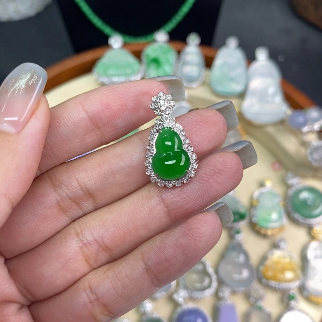 果***狗翡翠18K金镶嵌颈饰A货翡翠