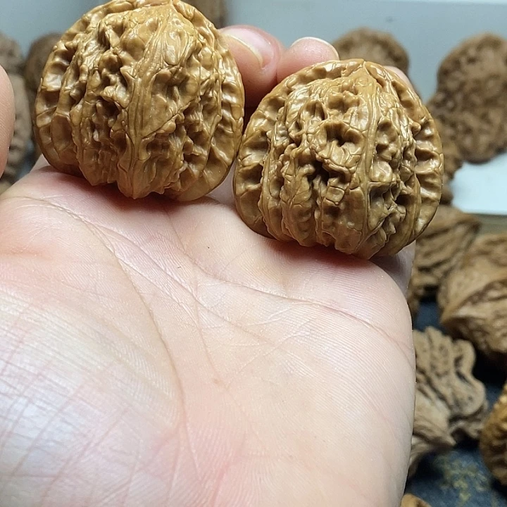 桃核吊坠白狮子头