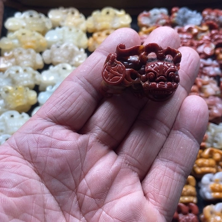 石英质玉（黄龙玉）未镶嵌颈饰