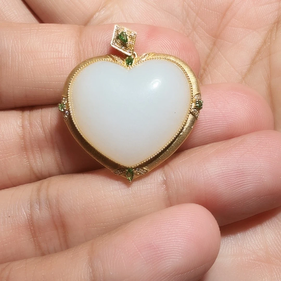 和田玉爱心吊坠18K金镶嵌长****水爱心吊坠绿