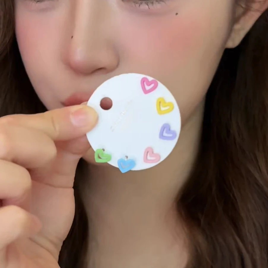 铜合金耳饰 多巴胺彩色爱心耳钉女时尚甜美设计感耳环百搭耳饰