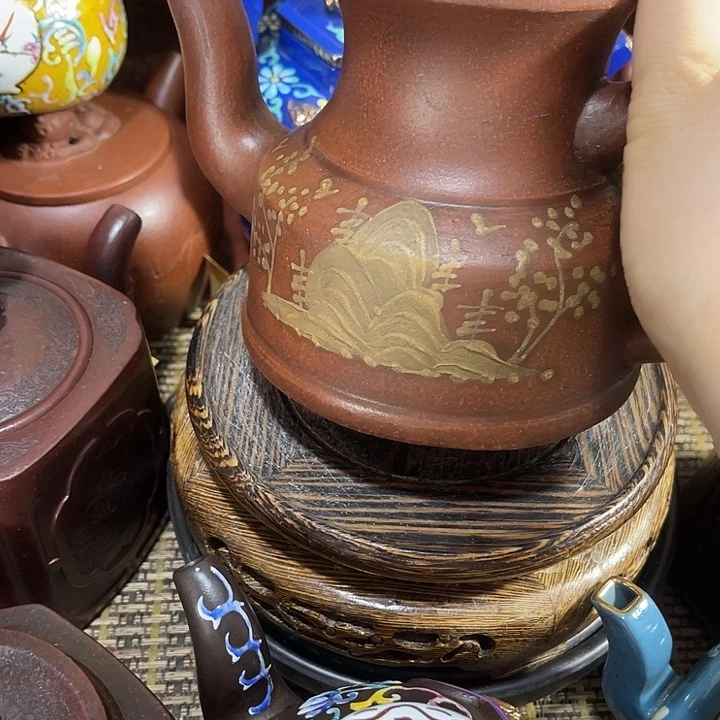 茶壶紫砂原矿泥料手工制作的一把紫砂壶。