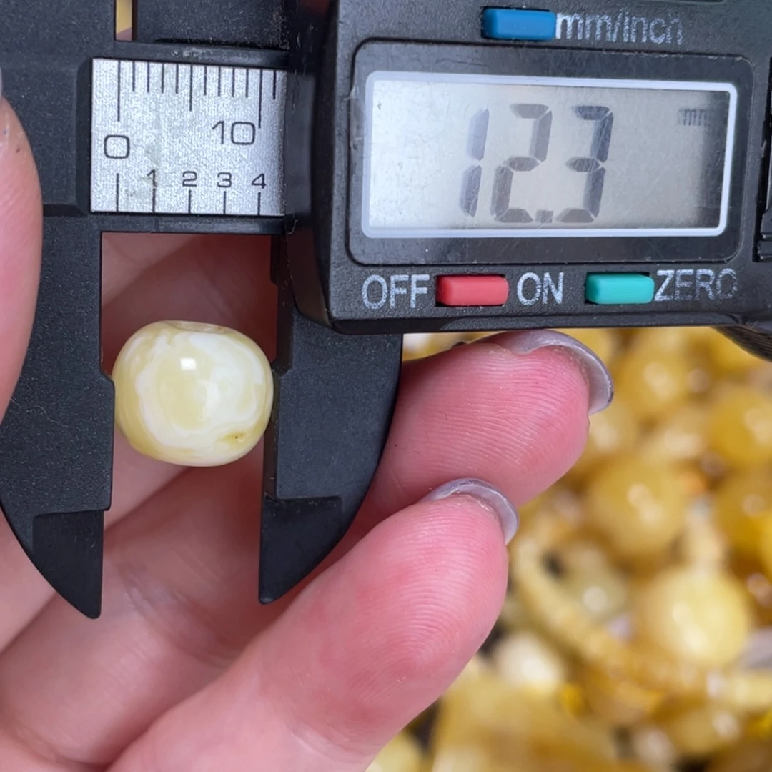 未镶嵌琥珀裸石微瑕70