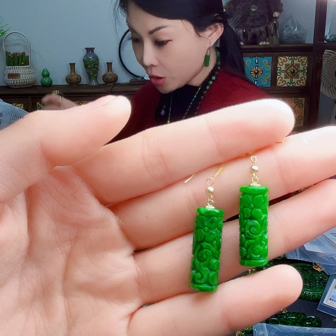 颈饰18K金镶嵌翡翠娜**?多样性